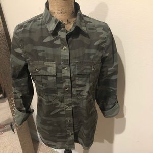 Cute Camouflage button front shirt!!! 💚